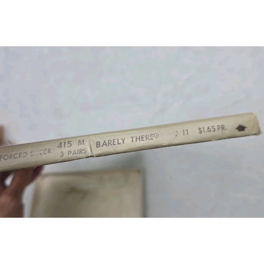 Vtg 2 pr HANES Barely There Reinforced Sheer Garter Nylon Stockings Size 9 M